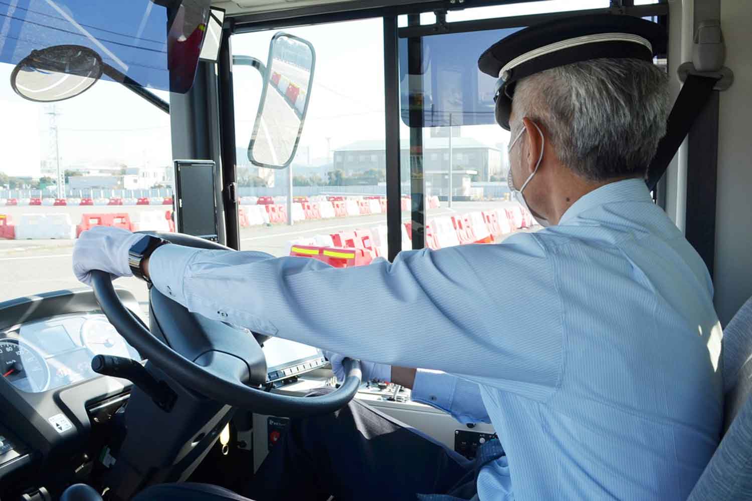 制服を着たバス運転士 〜 画像3