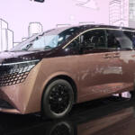 【画像】これでもう「見下ろされ」ない！　ド迫力に進化した新型エルグランドのデザインを担当に直撃【ジャパンモビリティショー2025】 〜 画像1