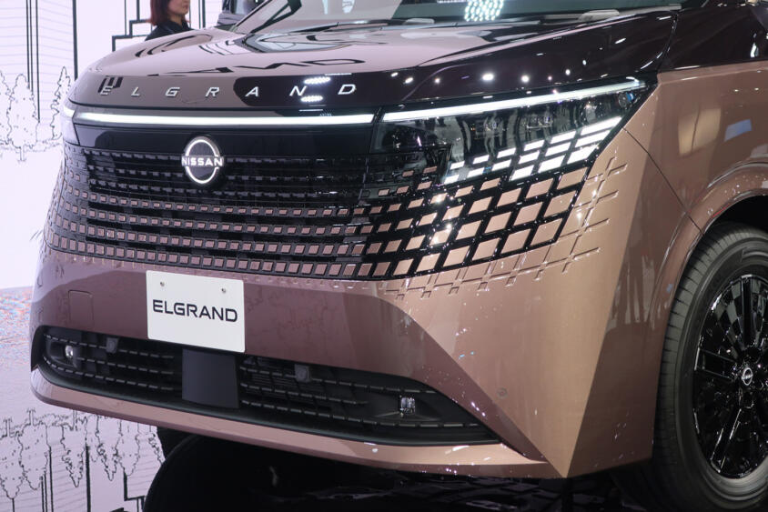 これでもう「見下ろされ」ない！　ド迫力に進化した新型エルグランドのデザインを担当に直撃【ジャパンモビリティショー2025】