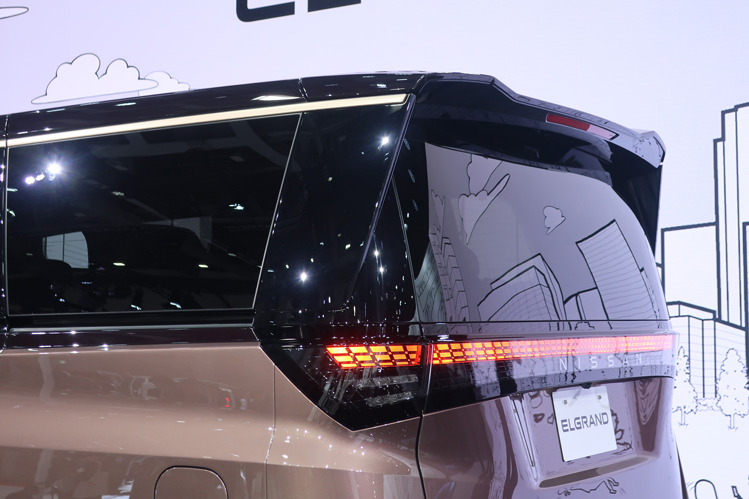 新型エルグランドのリヤまわり 〜 画像6