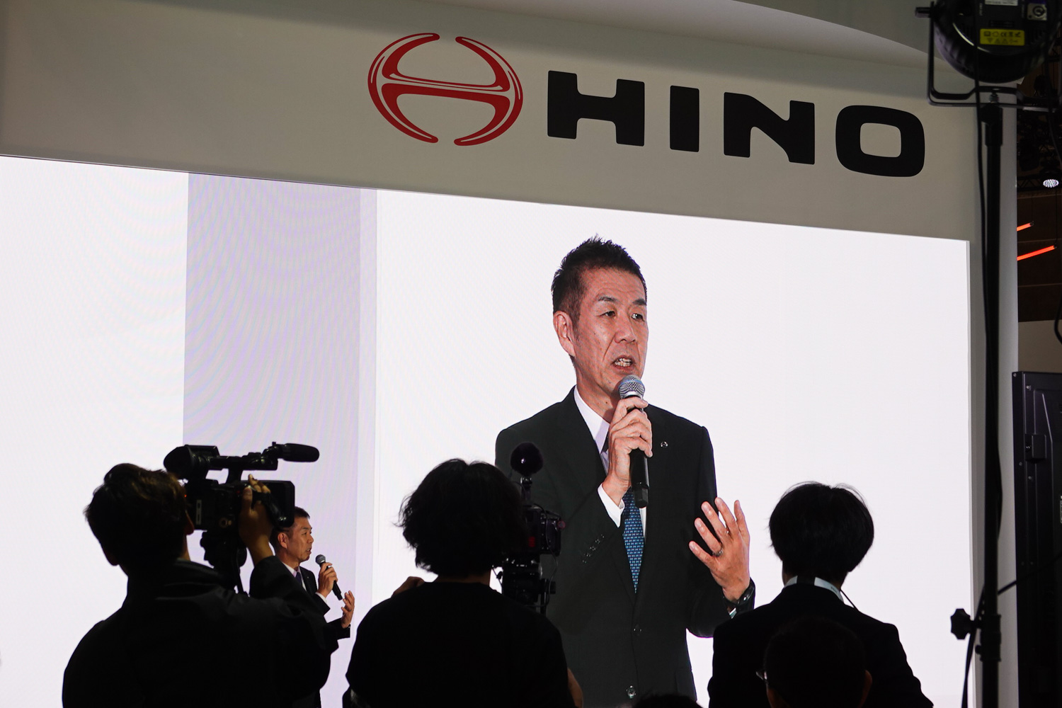 プレスカンファレンスに登壇した日野自動車の小木曽聡社長