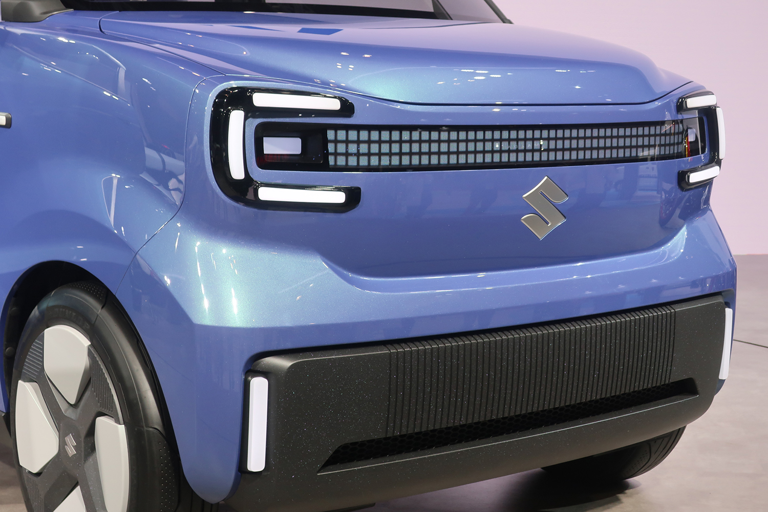 スズキ Vision e-Skyのフロントマスク