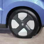 【画像】スズキの乗用軽EVは「浮遊」がテーマ！　デザイナー３名にデザインのキモを直撃取材!!　【ジャパンモビリティショー2025】 〜 画像3