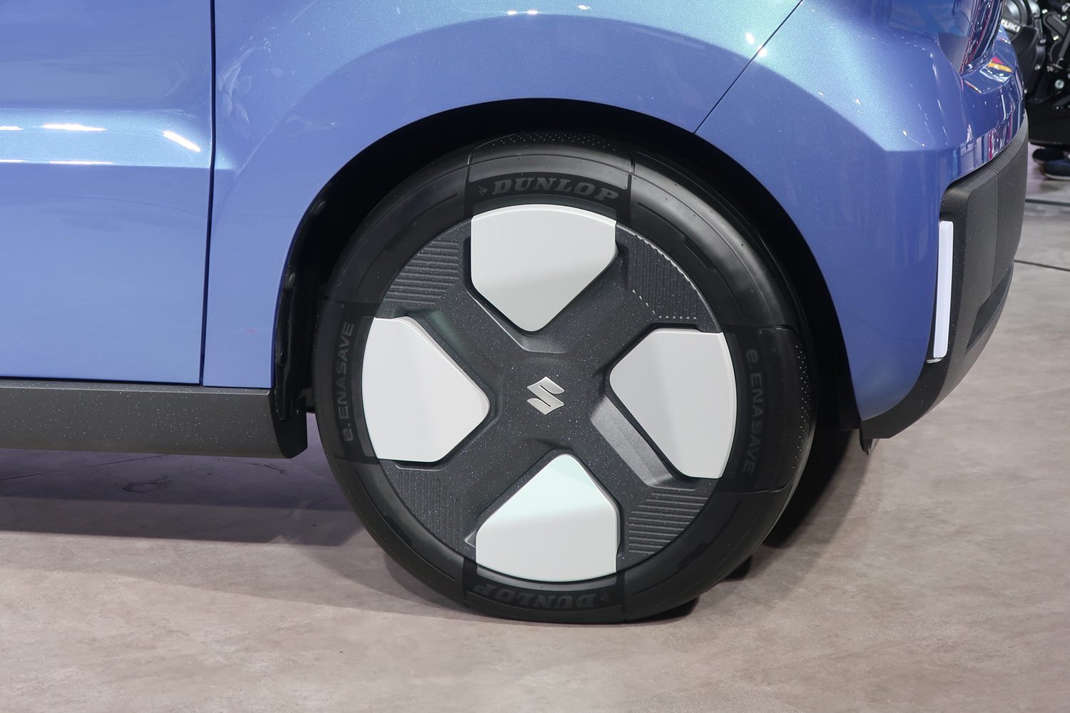 スズキ Vision e-Skyのホイールまわり 〜 画像3