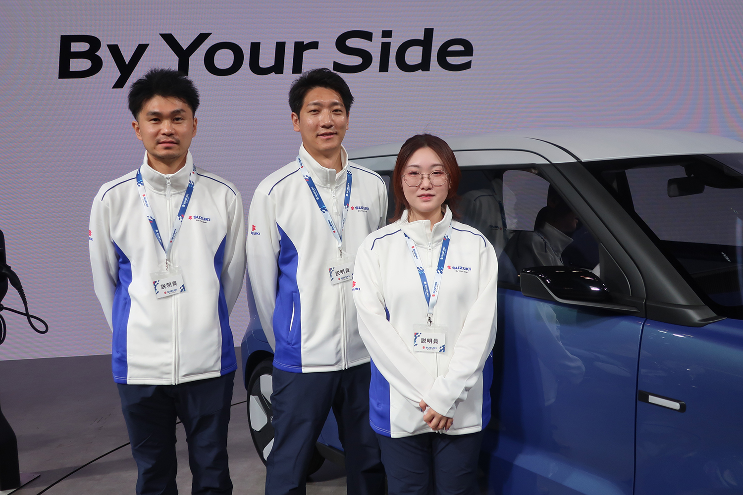 写真左から Vision e-Sky エクステリアデザイン担当 松浦漠さん、インテリアデザイン担当 佐々和希さん、CMFデザイン担当 鈴木千尋さん