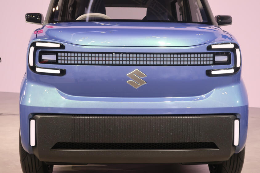スズキの乗用軽EVは「浮遊」がテーマ！　デザイナー３名にデザインのキモを直撃取材!!　【ジャパンモビリティショー2025】
