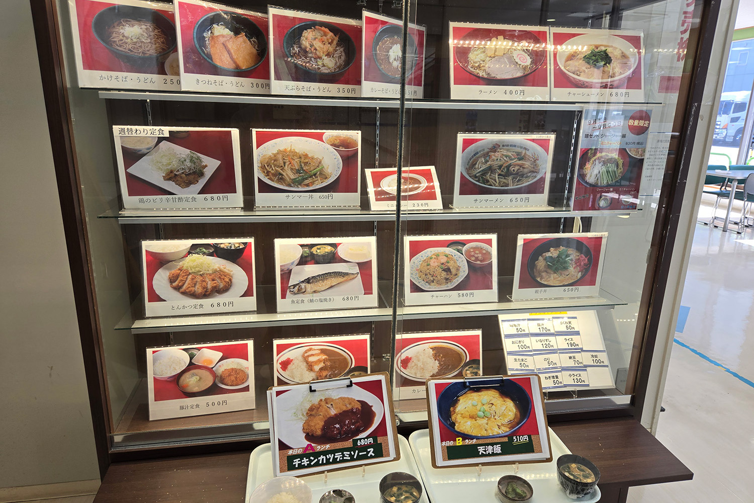 「波止場食堂」山下店の店内