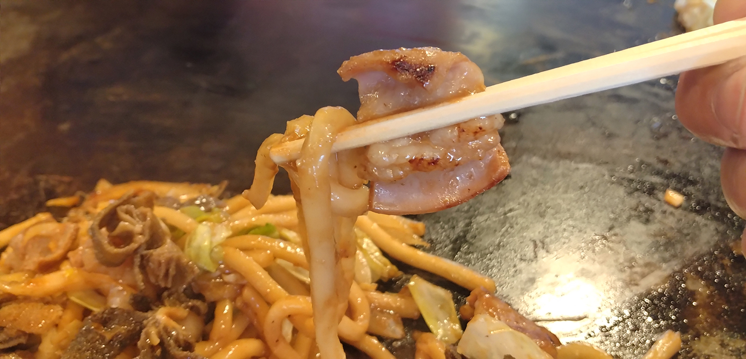 名物のホルモンうどん
