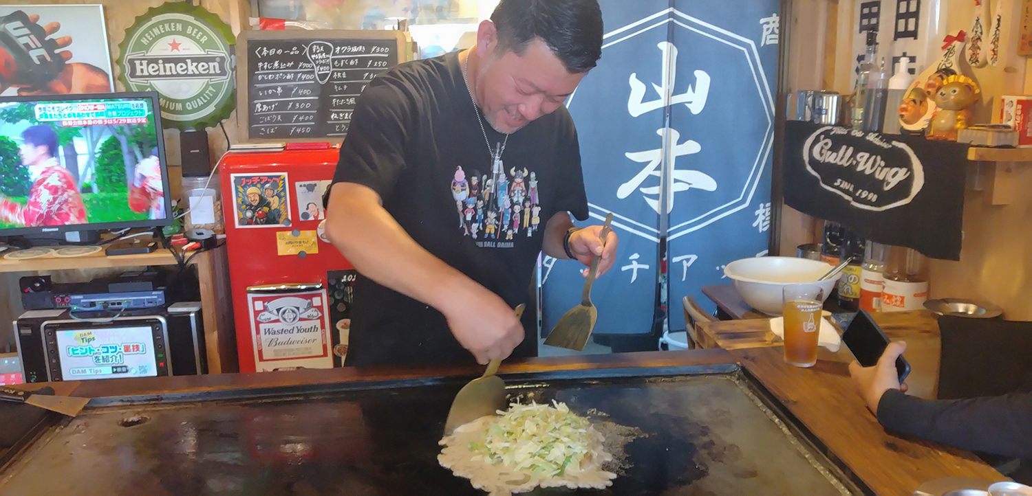 ホルモンうどんを調理する店主