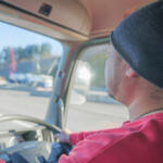 孤独な環境で延々と走るだけ！　トラックドライバーは運転時間をどうやって過ごしているのか？