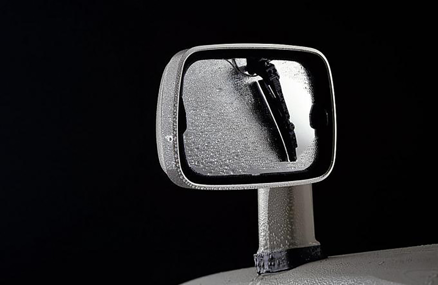 ミラーワイパーが装着されたフェンダーミラー