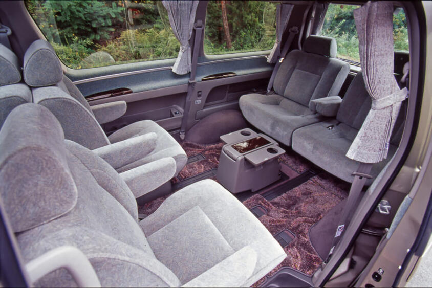 イマドキの若者からしたら「冗談でしょ？」　昭和のクルマに大マジで採用されていた装備４選