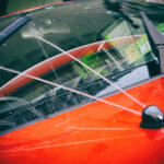 走行中のウォッシャー液使用は後続車への嫌がらせ？　残念ながら違法性はないものの使い方は考慮すべき