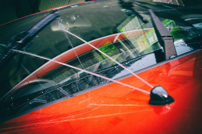 走行中のウォッシャー液使用は後続車への嫌がらせ？　残念ながら違法性はないものの使い方は考慮すべき