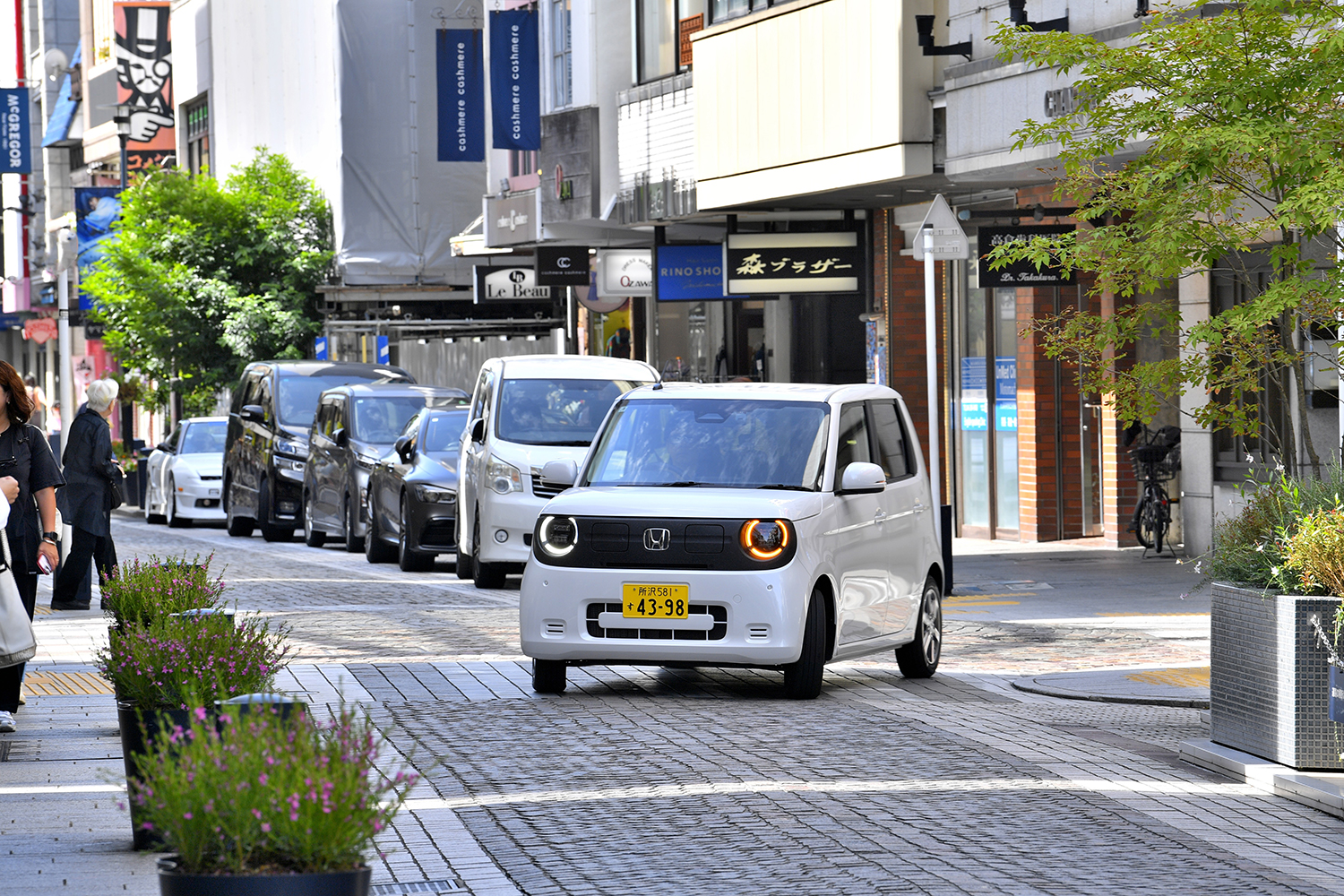 細い路地を走るホンダN-ONE e: 〜 画像11