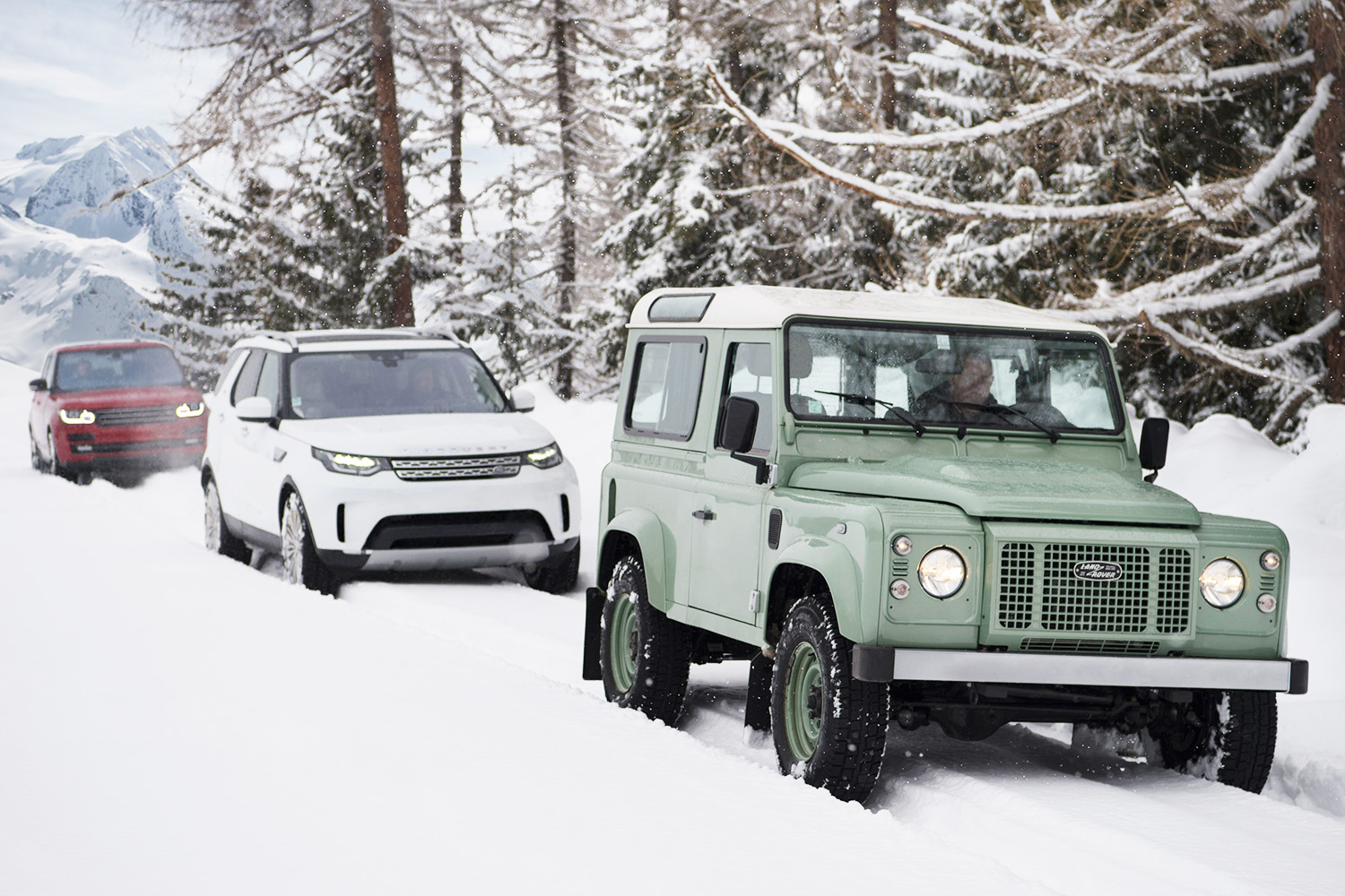 ランドローバーでもっともご長寿の「ディフェンダー」は多くの進化を遂げた歴史的モデルだ