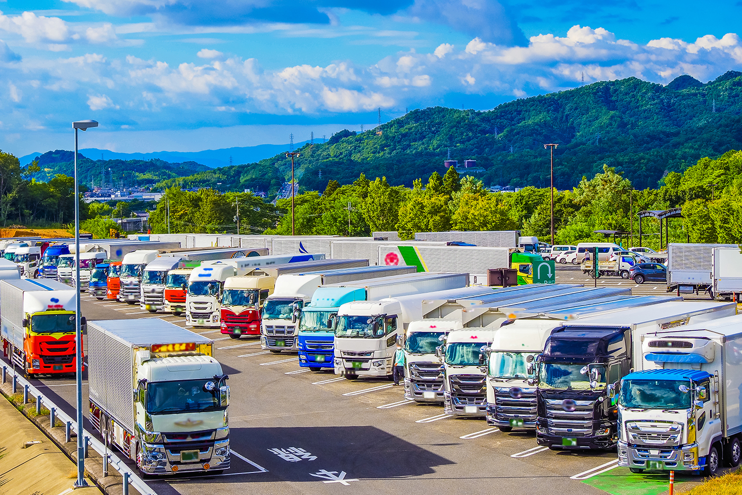 SAに並ぶトラックのイメージ