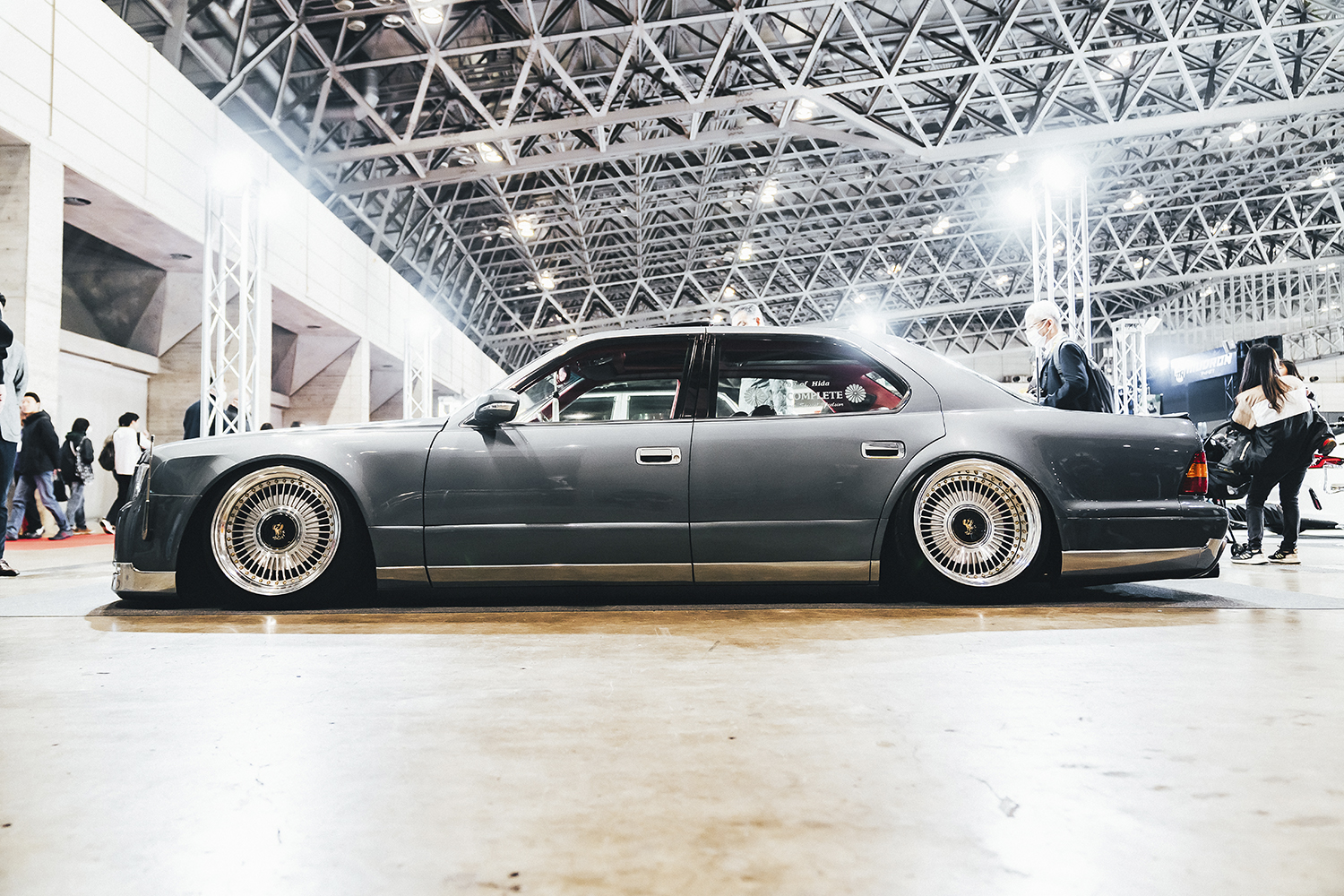 リバレルでワイド加工した純正ホイールを装着したクルマ