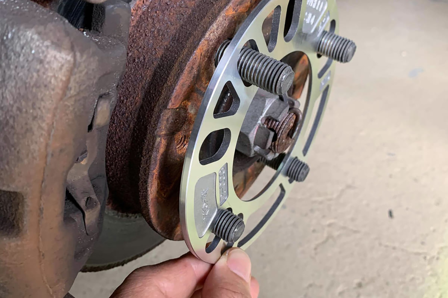 ハブにスペーサーを装着する様子