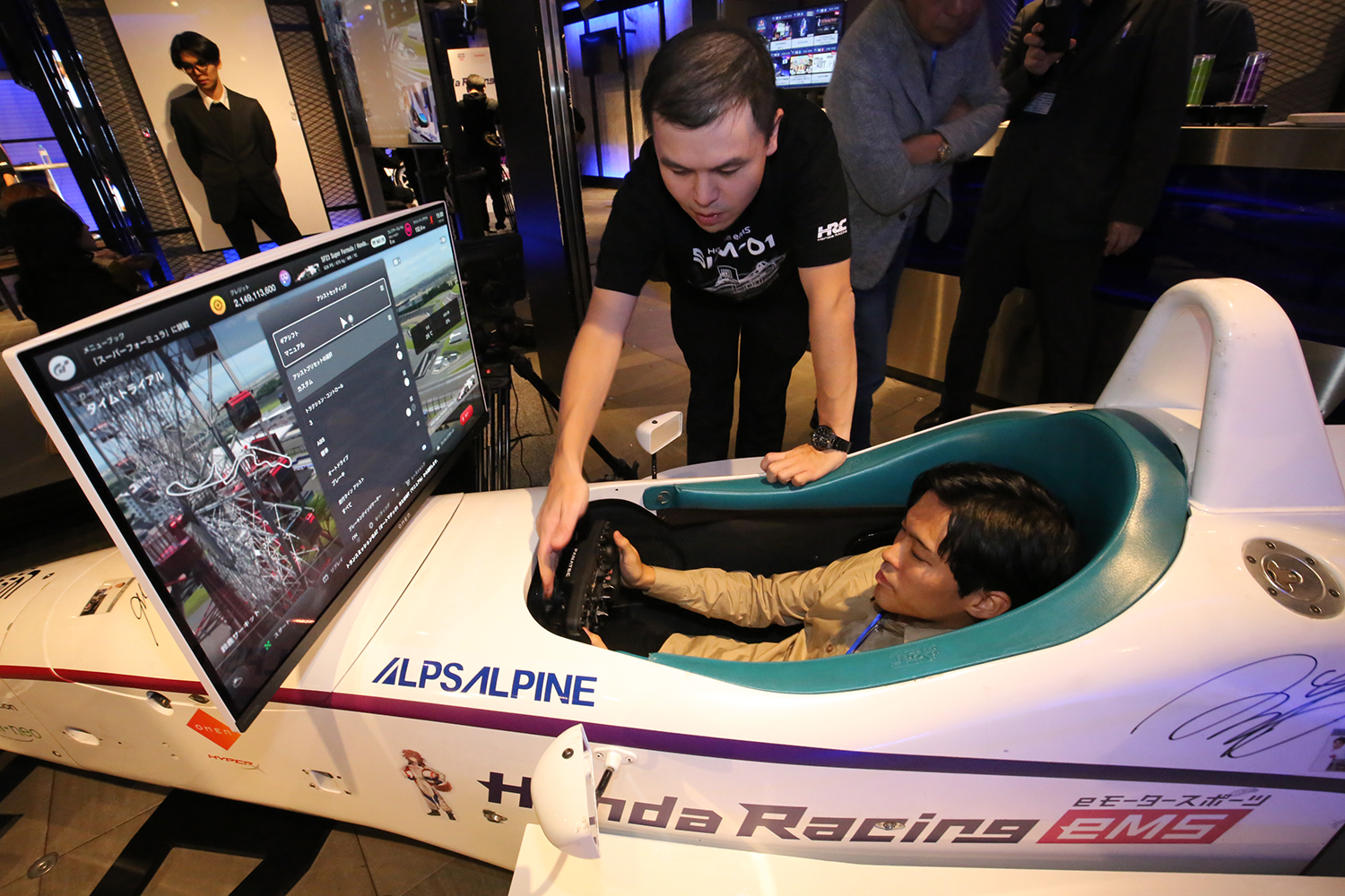 eMS SIM-01を体験する筆者 〜 画像26