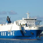 【画像】船の中で行われている神業駐車！　RO-RO船内部にトレーラーを積み込むドライバーの技術がヤバすぎる!! 〜 画像1