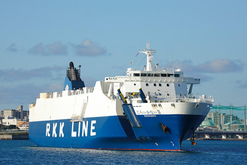 船の中で行われている神業駐車！　RO-RO船内部にトレーラーを積み込むドライバーの技術がヤバすぎる!!