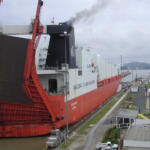 【画像】船の中で行われている神業駐車！　RO-RO船内部にトレーラーを積み込むドライバーの技術がヤバすぎる!! 〜 画像4