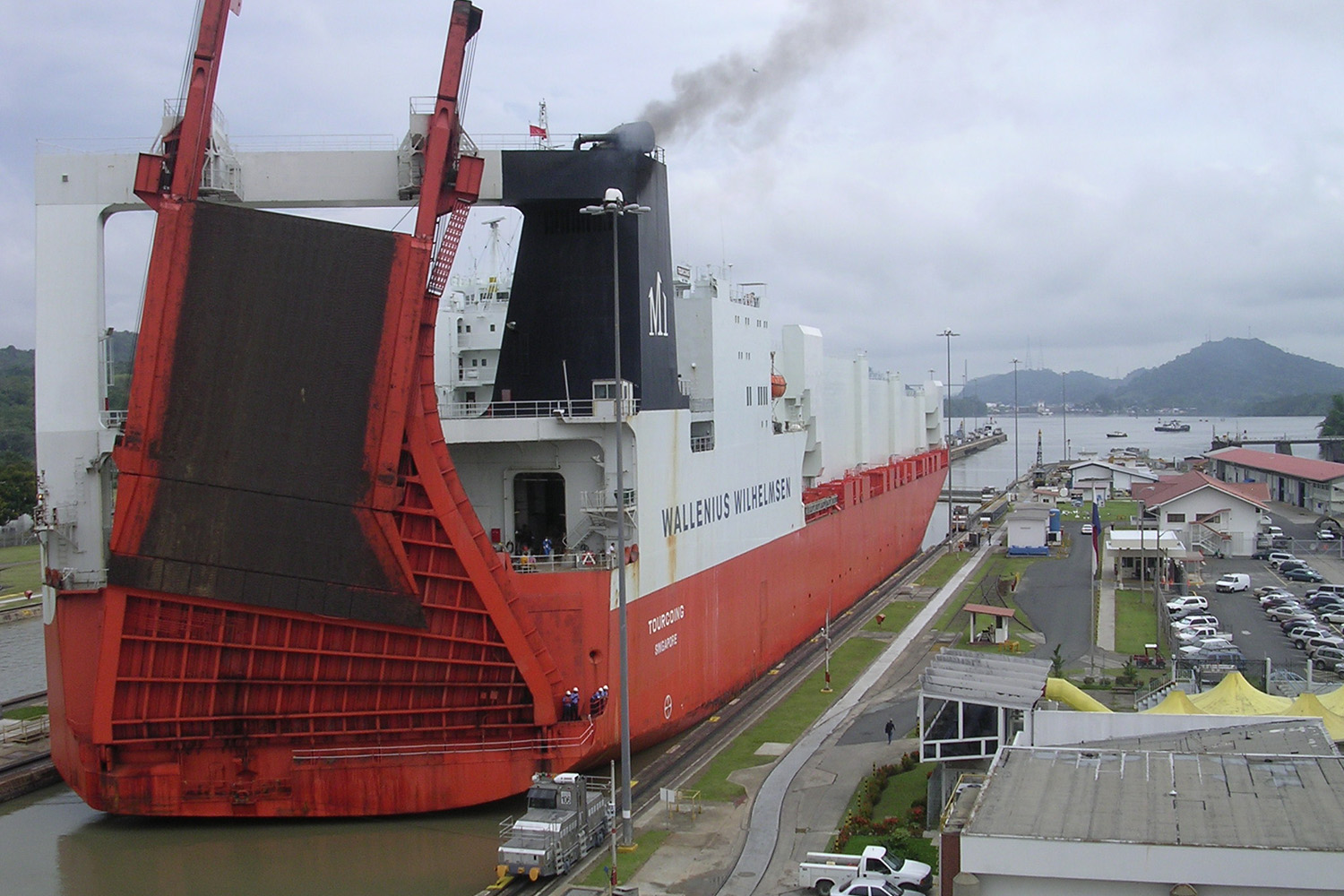 1万トンに達することもある巨大なRO-RO船 〜 画像4