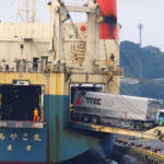 【画像】船の中で行われている神業駐車！　RO-RO船内部にトレーラーを積み込むドライバーの技術がヤバすぎる!! 〜 画像5