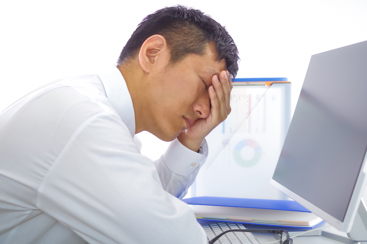 疲れたようすのサラリーマン