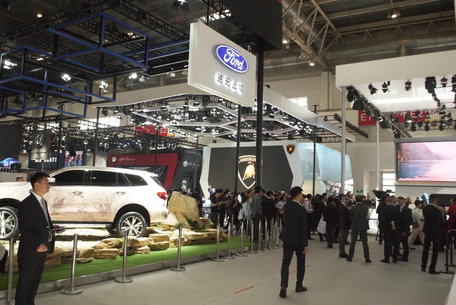 中国の車展での外資系メーカーブース