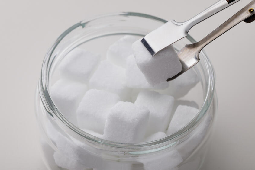 燃料タンクに砂糖を入れてエンジンを焼き付かせてやれ！　昭和オヤジなら聞いたことのあるコレってホント？