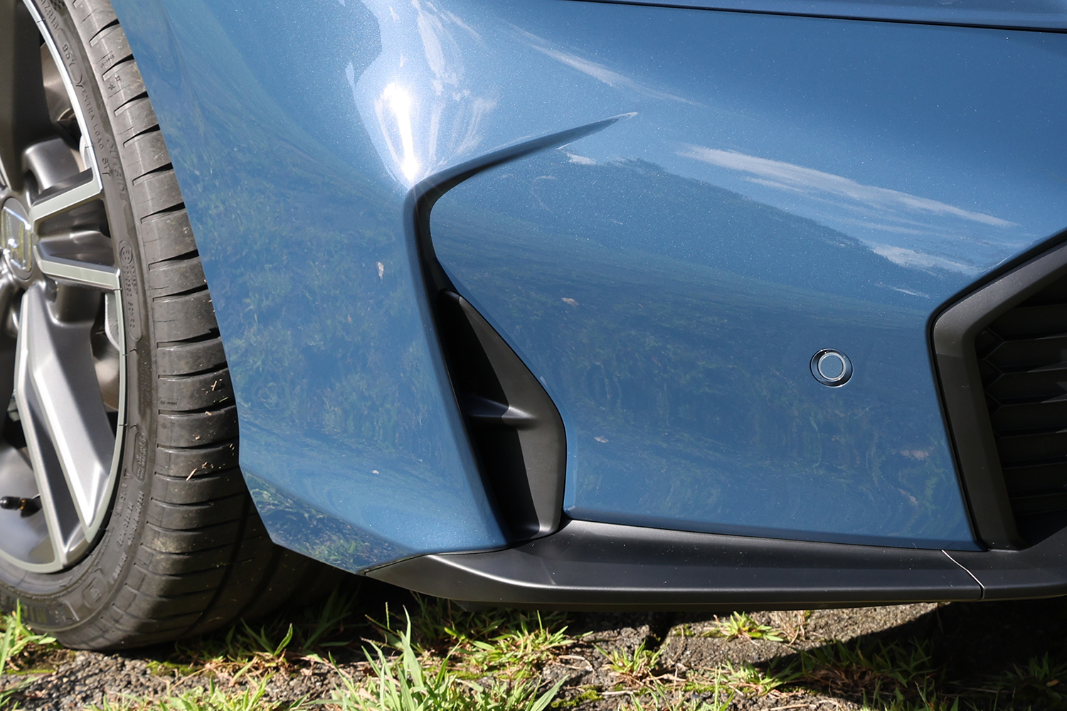 現代車のフロントバンパーに設けられた小さな穴の正体とは