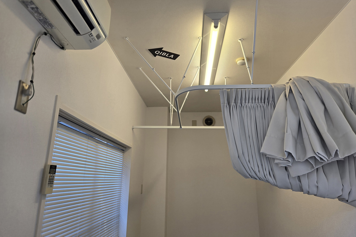 礼拝堂の屋根に記されたキブラ 〜 画像7