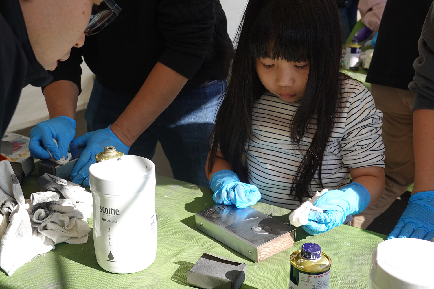 製造部門の「メダル製作体験」をする家族 〜 画像58