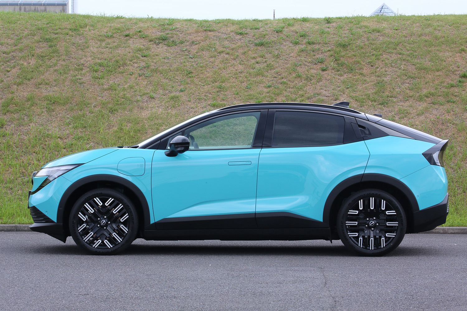 新型「日産リーフ」のサイドスタイリング