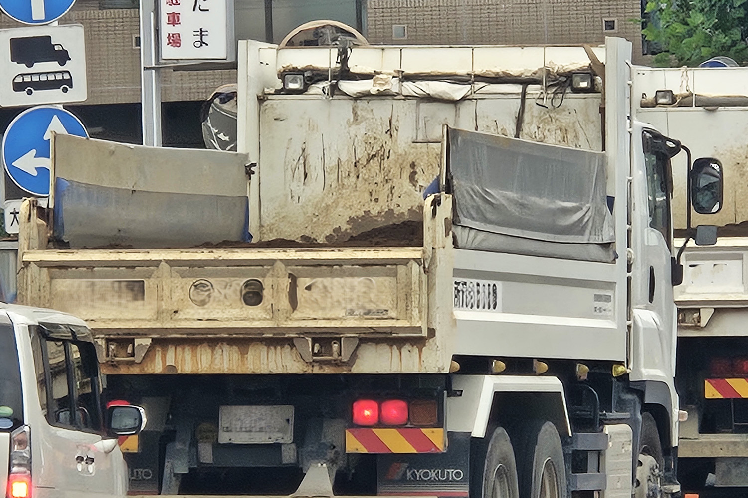 ダンプトラックの荷台上部・側面から土砂などが飛散するのを防ぐパーツである「パタンコ」と「コボレーン」