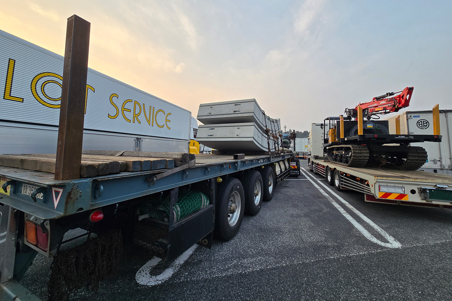 「まな板」と呼ばれるスタンション型トレーラーやフラットトレーラー