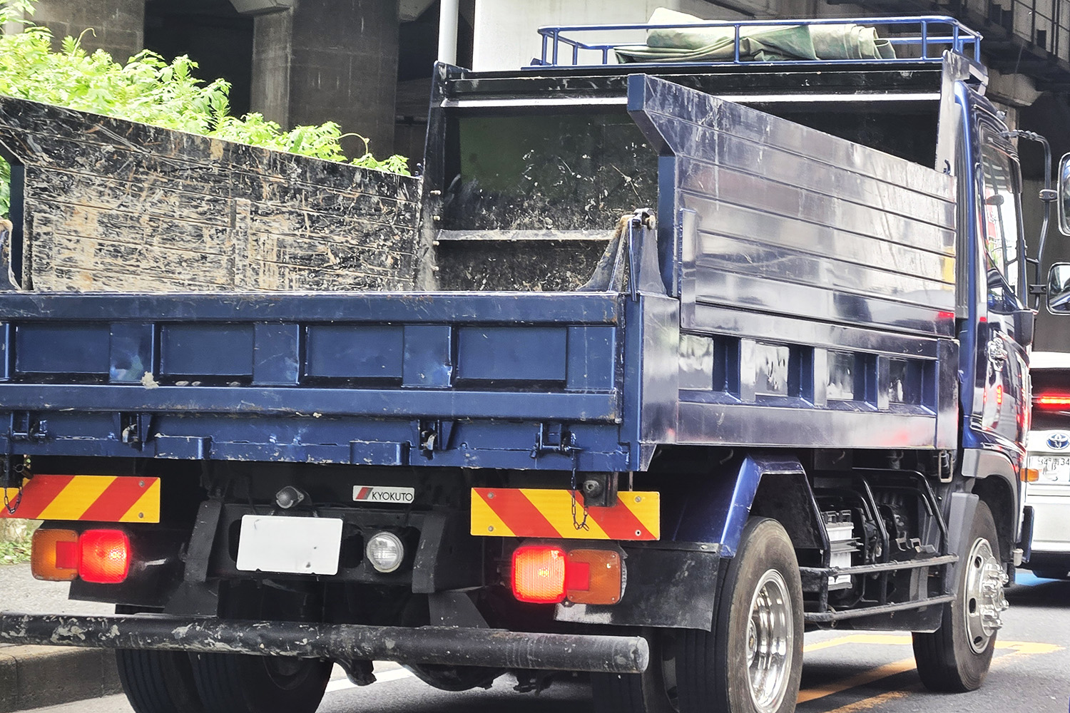 トラックのあおりが似ていることから「板チョコ」と呼ばれている
