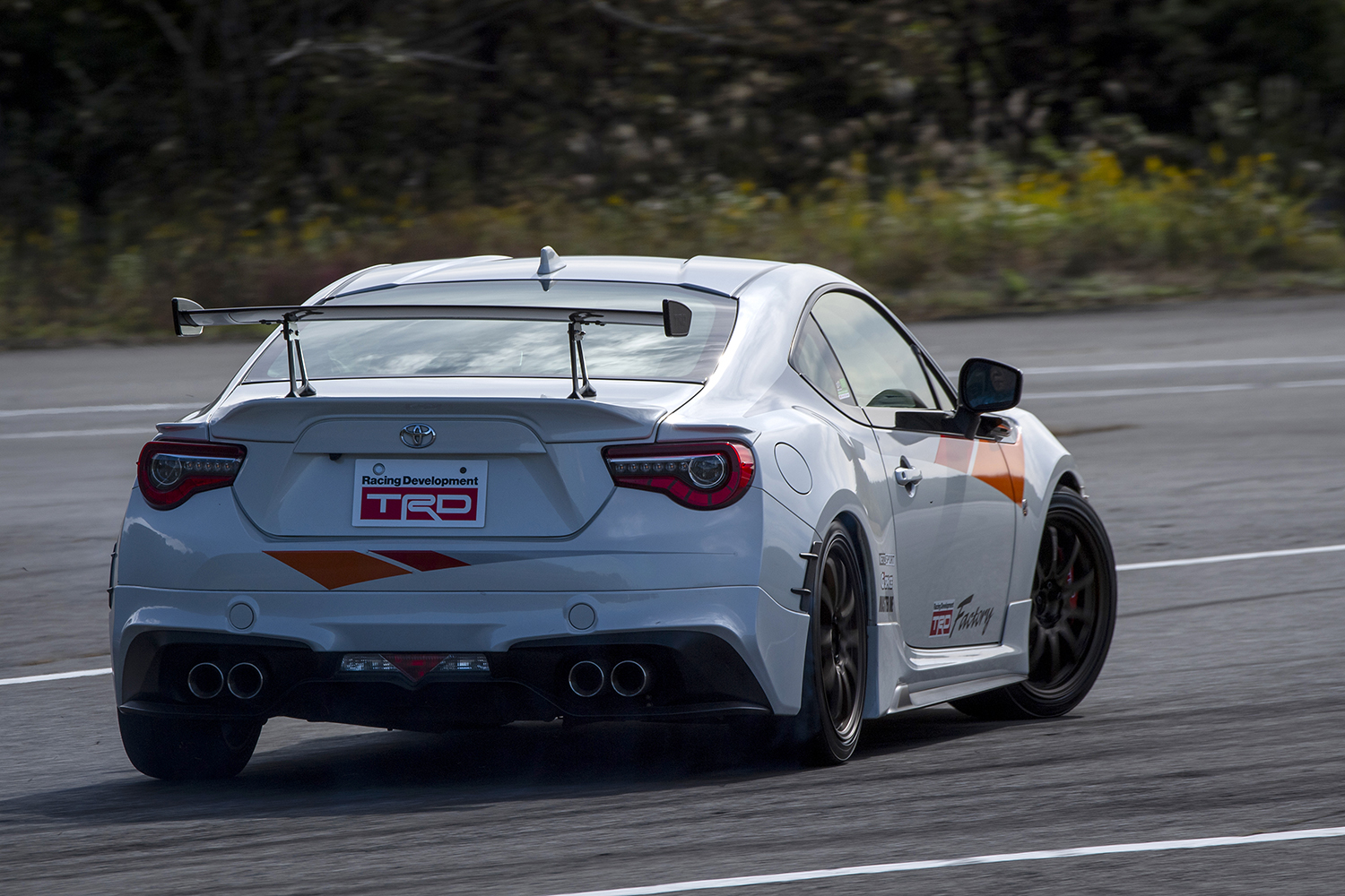 トヨタ86"ZN6エボリューションパッケージ"のスライドシーン