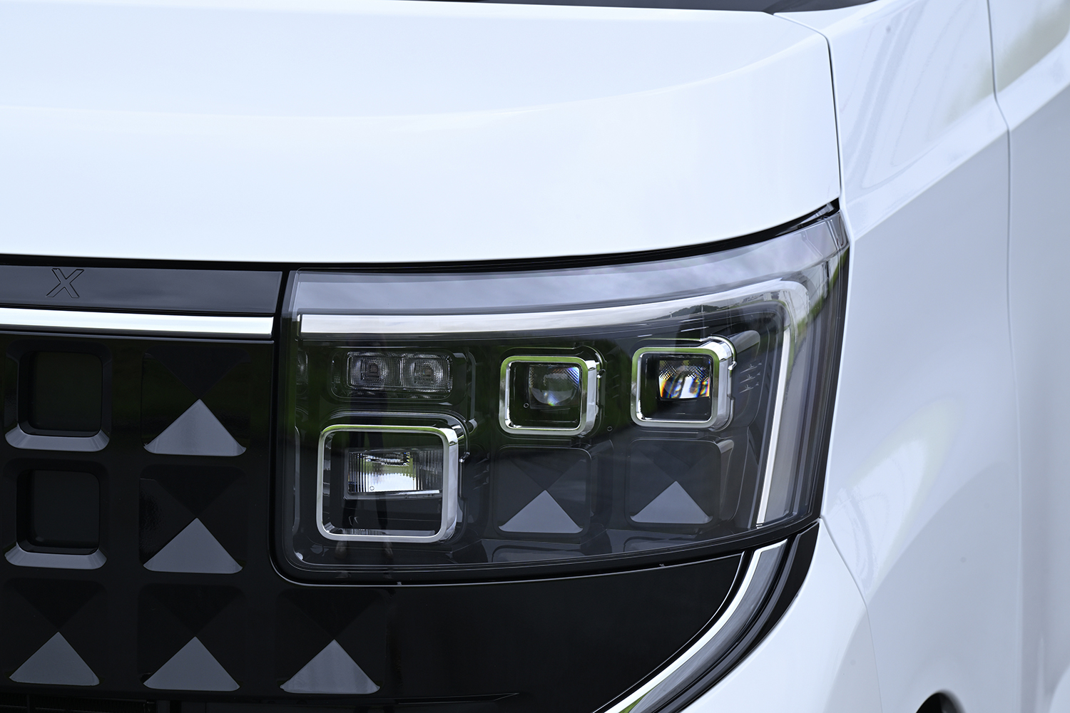 新型日産「ルークス・ハイウェイスター」のヘッドライト