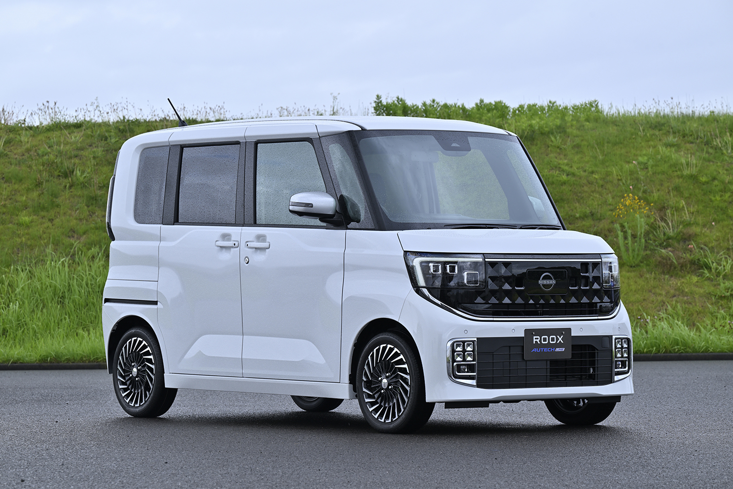 新型日産「ルークス・オーテック ライン」のフロントスタイリング