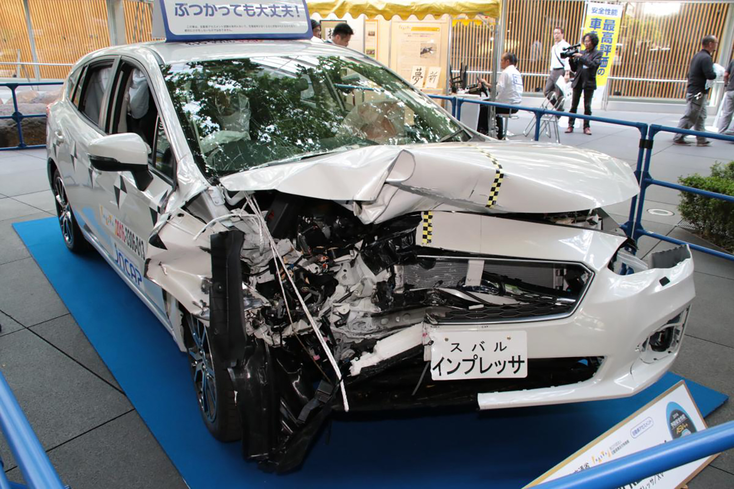 オフセット衝突試験後のクルマ