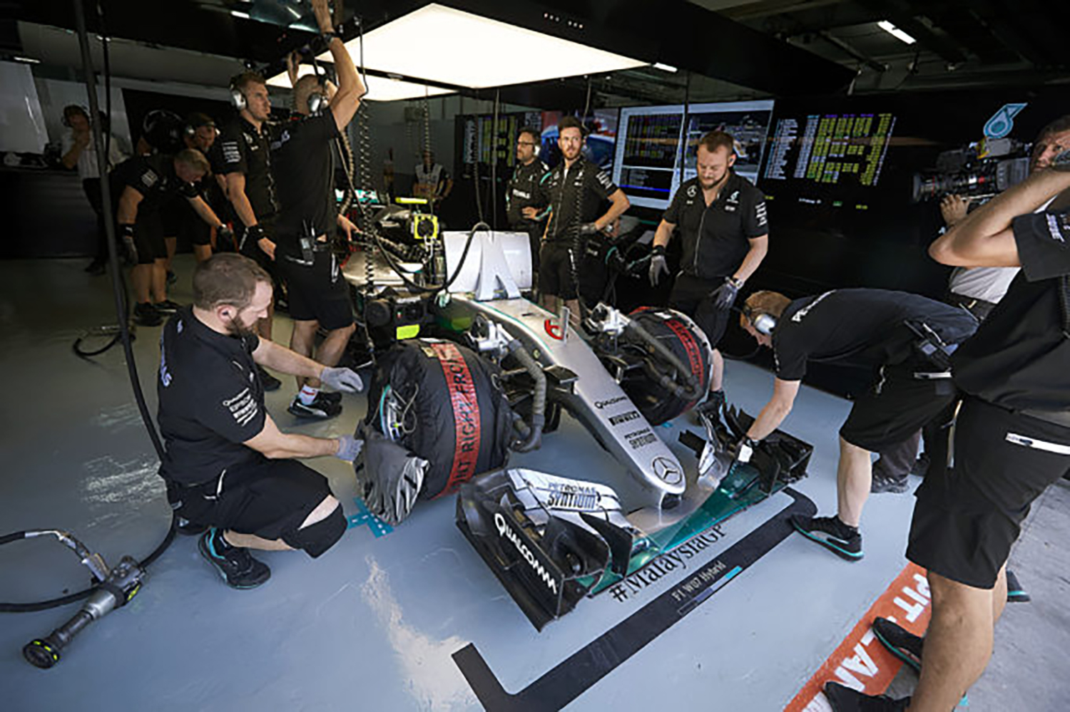 F1のピットのイメージ