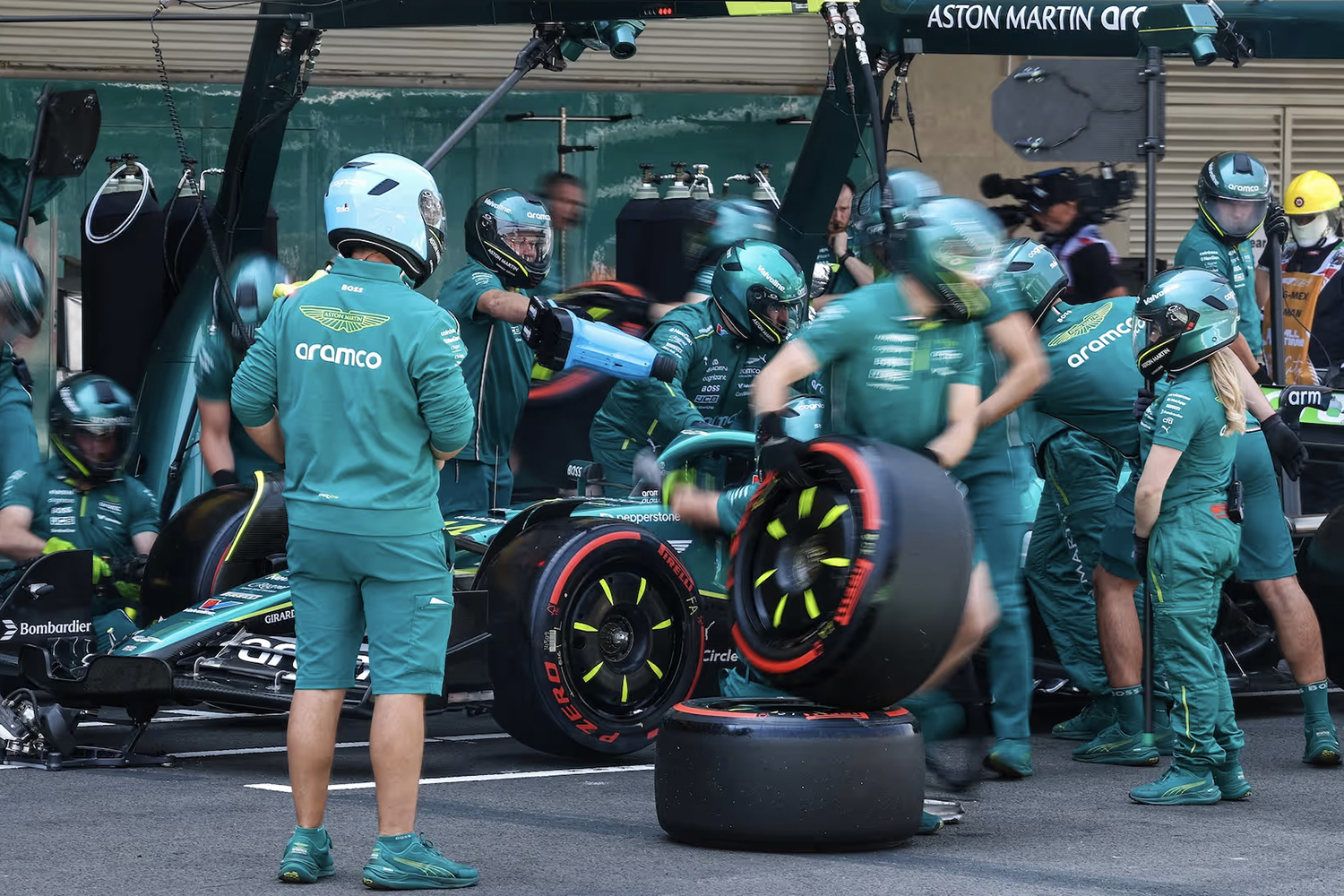 F1のピットのイメージ