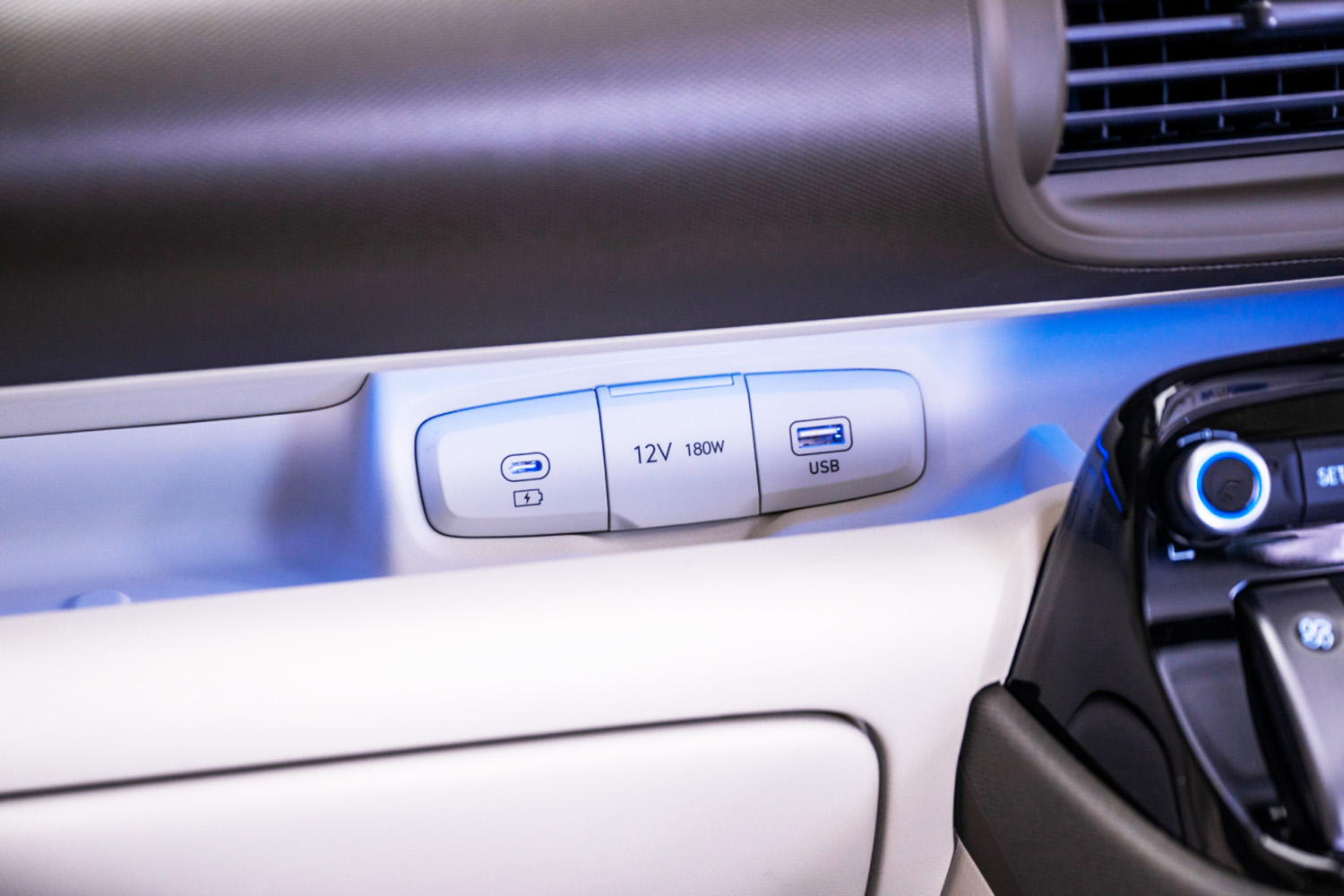 イマドキ車内装備じゃ当たり前の「USB端子」には規格の違いや正しい使い方があった 〜 画像6