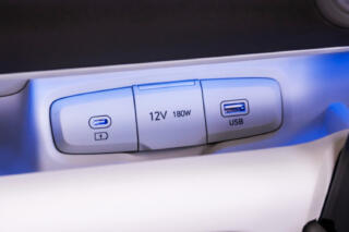 イマドキ車内装備じゃ当たり前の「USB端子」には規格の違いや正しい使い方があった