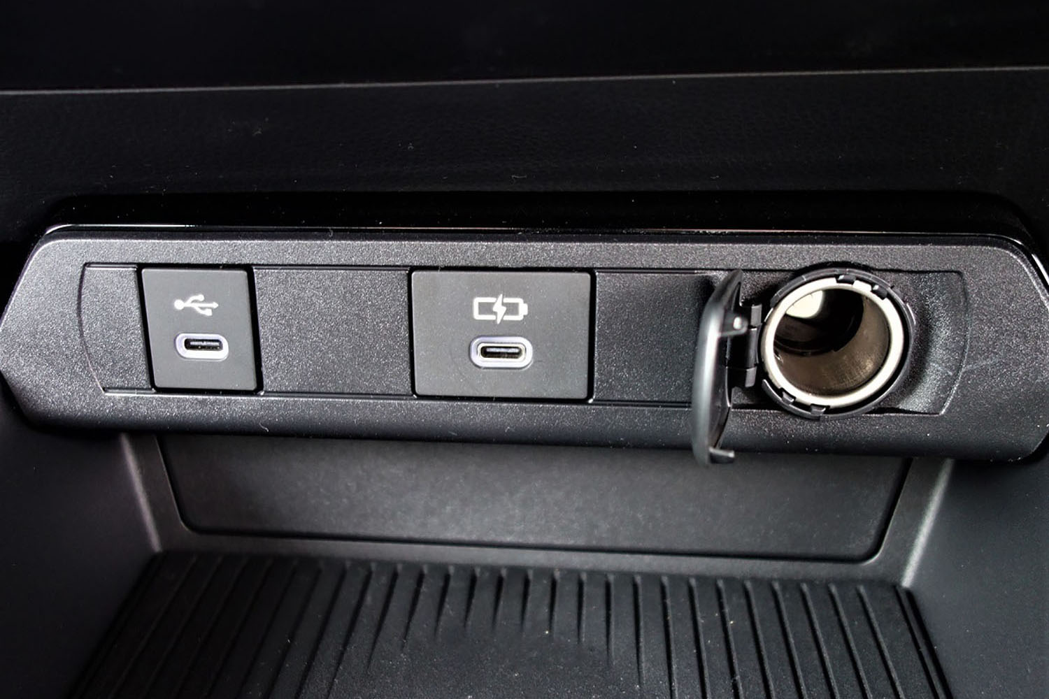 車内の搭載されたUSBポート