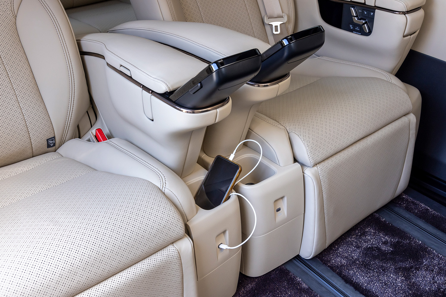 トヨタ・アルファード「Z」と「エグゼクティブ・ラウンジ」のインテリア