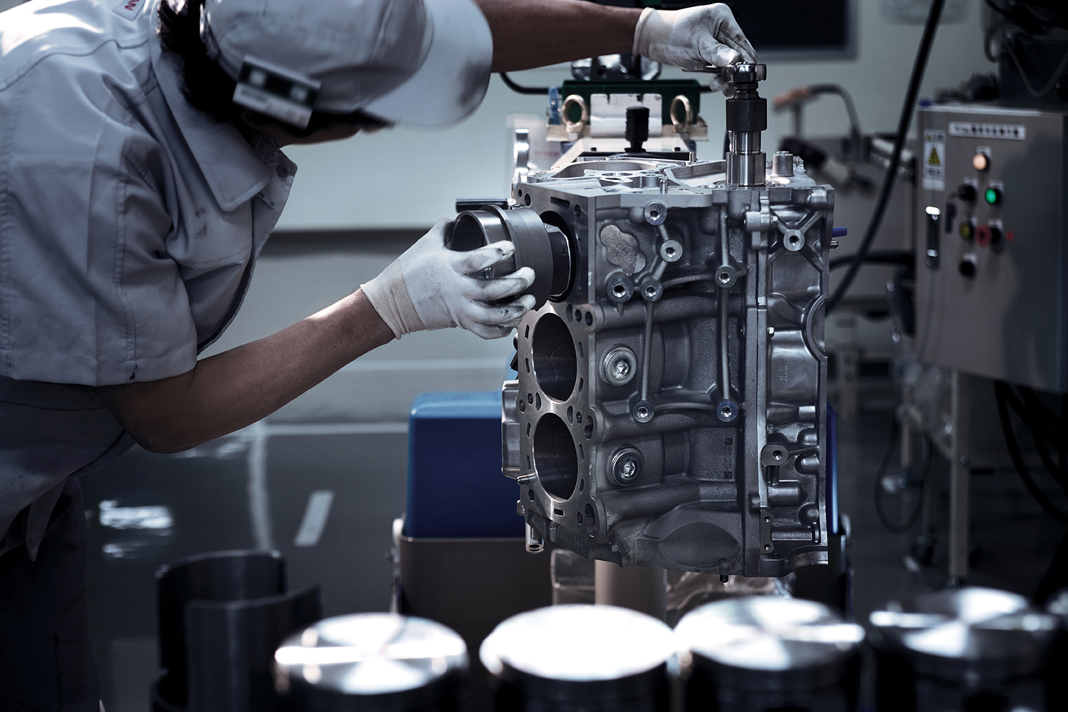 エンジンを手組みする職人